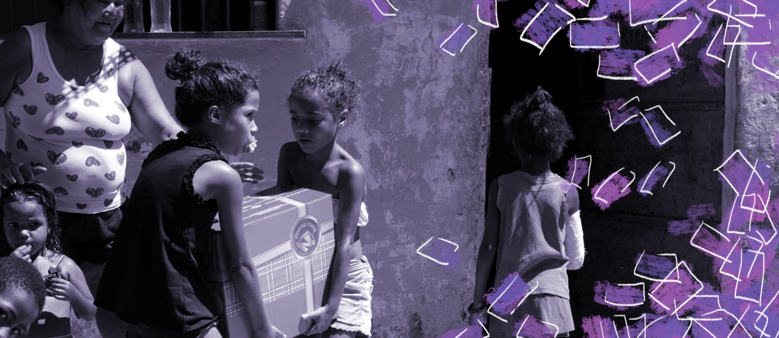 Família recebe doação em favela no Rio; projeto da Cufa que concede benefício mensal para mães solo de comunidades de todo o Brasil já arrecadou R$ 4 milhões e vai contemplar 50 mil mulheres Foto: Reuters