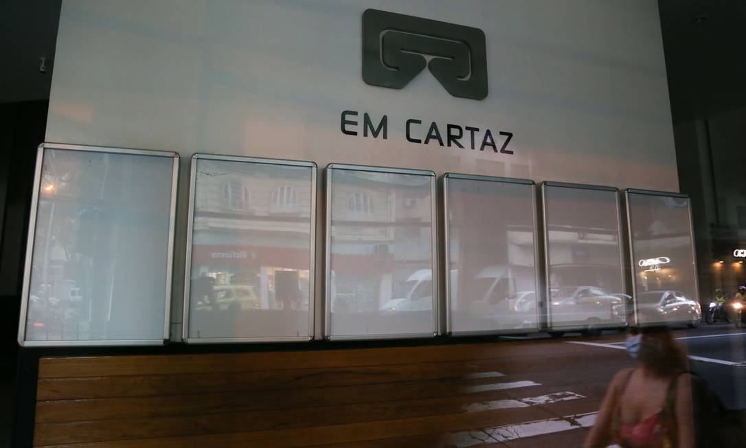 Cartazes vazios no Roxy de Copacabana: sem previsão de normalização Foto: Pedro Teixeira / Agência O Globo