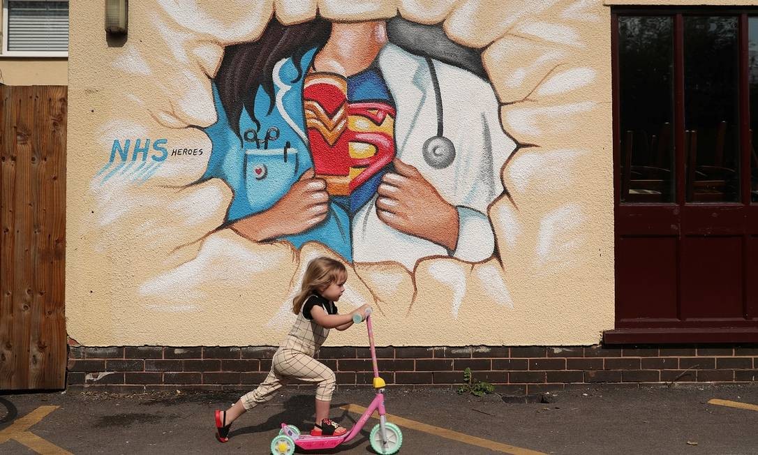 Médicos e enfermeiros são retratados como Mulher Maravilha e Super-Homem nesta pintura, em Pontefract, no Reino Unido Foto: Lee Smith / Reuters