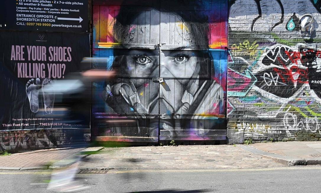 Grafite de do artista francês Zabou em East London Foto: Glyn Kirk / AFP