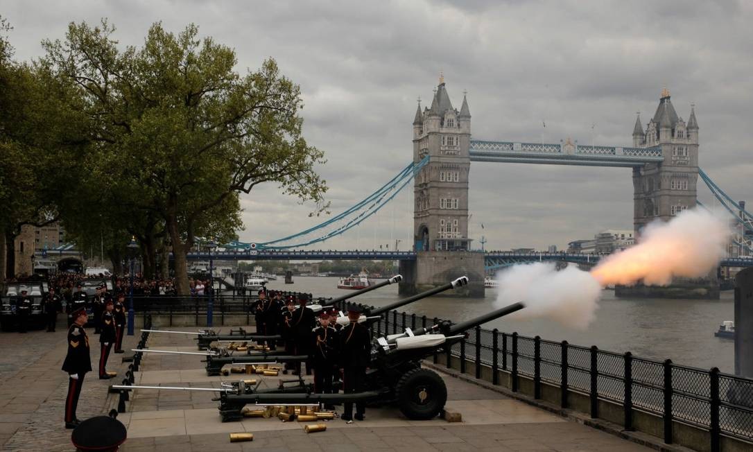 Foto de arquivo (2017) mostra a Honorável Artilharia saudando a rainha com 62 tiros de ganhão perto da London Bridge Foto: ADRIAN DENNIS / AFP