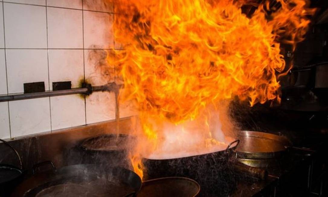 Panela com óleo quente demais pode fazer chama de até 2 metros de altura caso entre em contato com água Foto: Getty Images