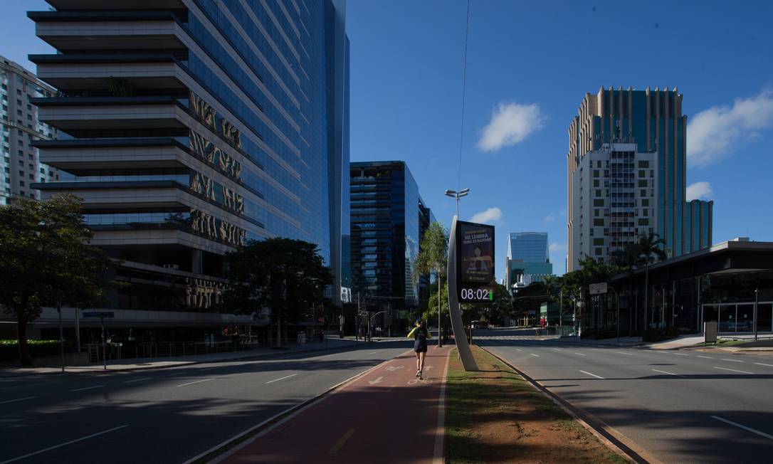 Avenida Brigadeiro Faria Lima, em São Paulo, vazia pela manhã devido às medidas de isolamento social contra o coronavírus Foto: Edilson Dantas / Agência O Globo