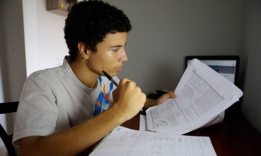 Emerson Ferreira está aproveitando a quarentena estudando para o vestibular, mas diz que videoaulas são insuficientes. Foto: Jorge William / Agência O Globo