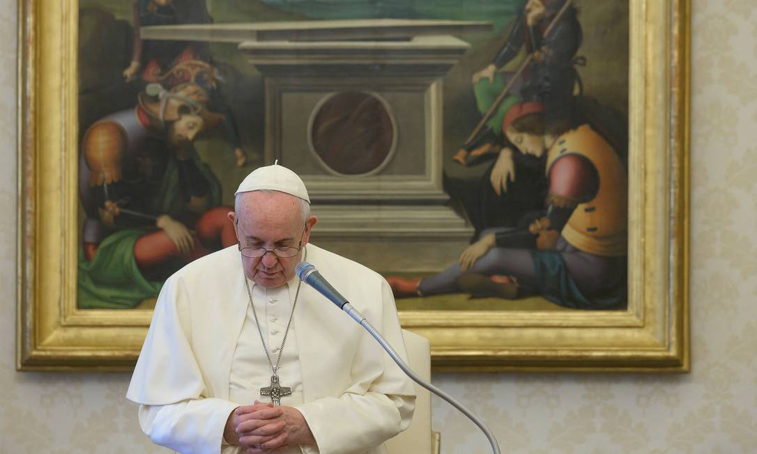 Papa Francisco reza durante oração matinal: pedidos por unidade na Europa contra o coronavírus Foto: HANDOUT / AFP