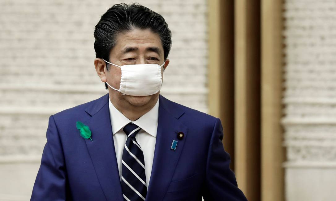 De máscara, primeiro-ministro Shinzo Abe ao fim de entrevista coletiva Foto: KIYOSHI OTA / AFP