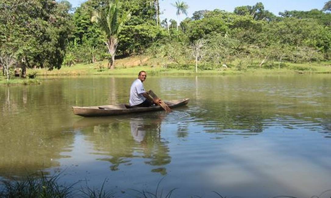 Ricardo Lopes Dias posa em uma canoa no Sítio Canaã, que pertence ao Pastor Davi, em Atalaia do Norte, no Amazonas Foto: Reprodução/Facebook