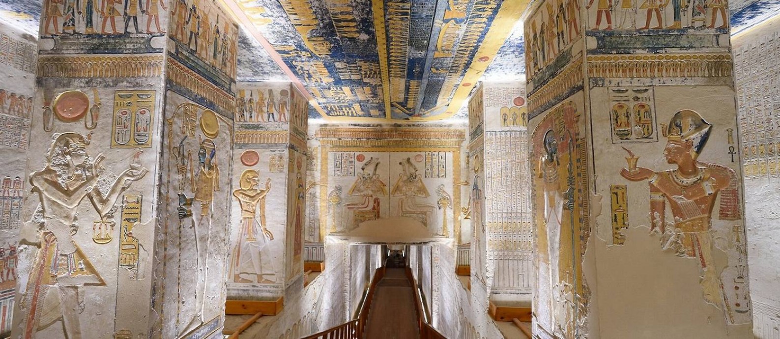 Hieróglifos no grande corredor da tumba de Ramsés VI, no Vale dos Reis, um dos sítios arqueológicos egípcios que estão com tours virtuais Foto: Tim Adams / Wikipedia / Reprodução