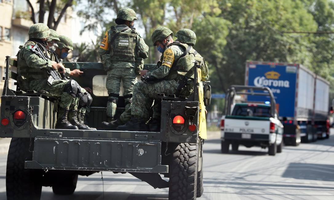 Militares fazem patrulha nas ruas da Cidade do México Foto: ALFREDO ESTRELLA / AFP