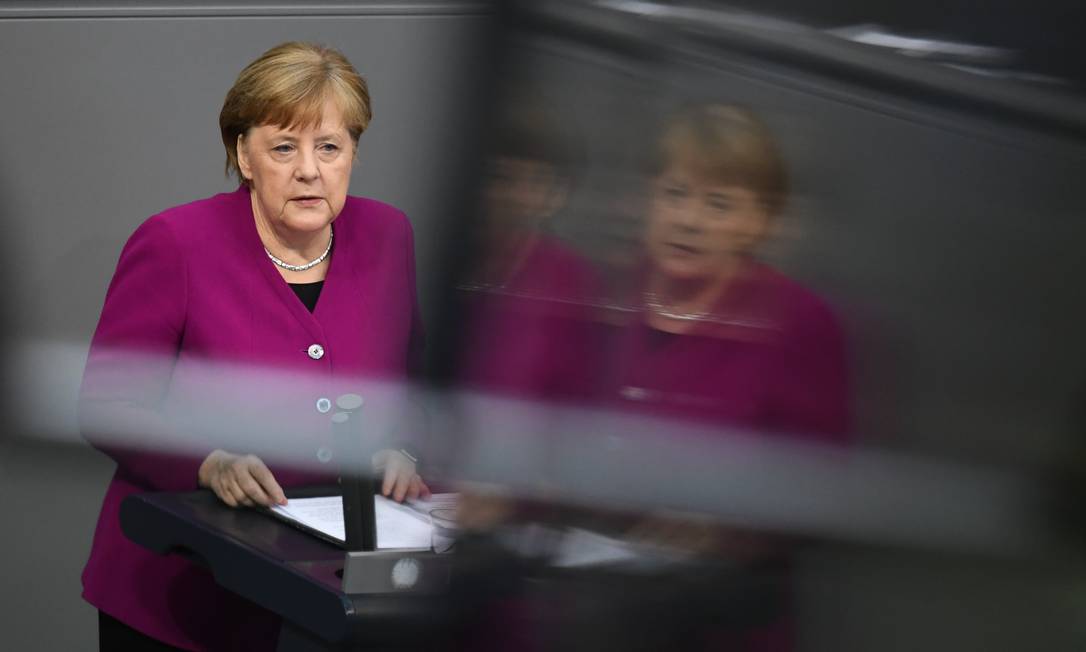 Merkel fala no Bundestag, o Parlamento alemão: chanceler federal alemã pede resiliência no combate ao coronavírus Foto: ANNEGRET HILSE / REUTERS