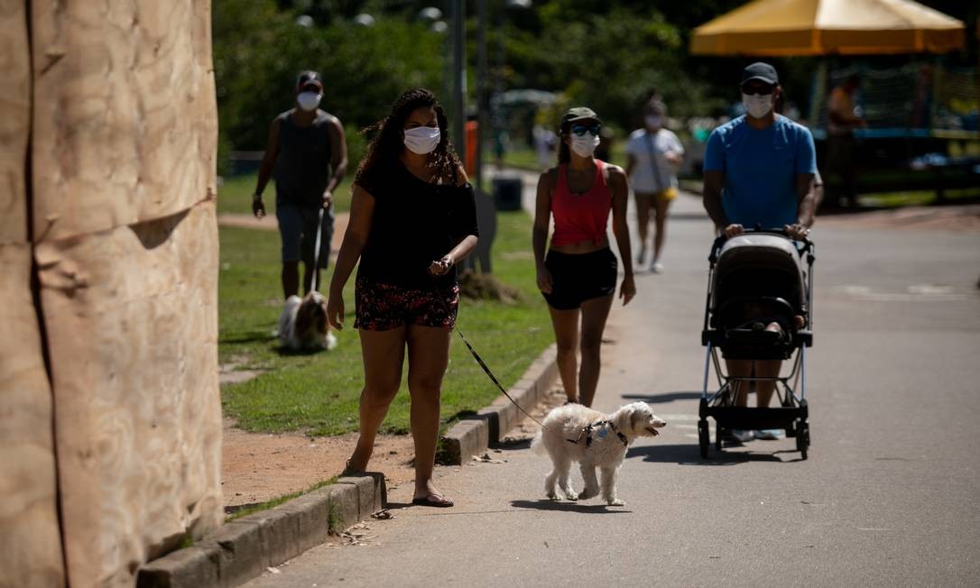 No primeiro dia de uso obrigatório de máscaras, cariocas caminham na Lagoa Rodrigo de Freitas usando item de proteção Foto: BRENNO CARVALHO / Agência O Globo