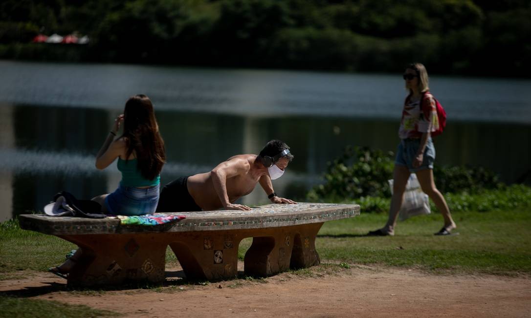 Homem se exercita usando máscara facial na Lagoa Rodrigo de Freitas Foto: BRENNO CARVALHO / Agência O Globo