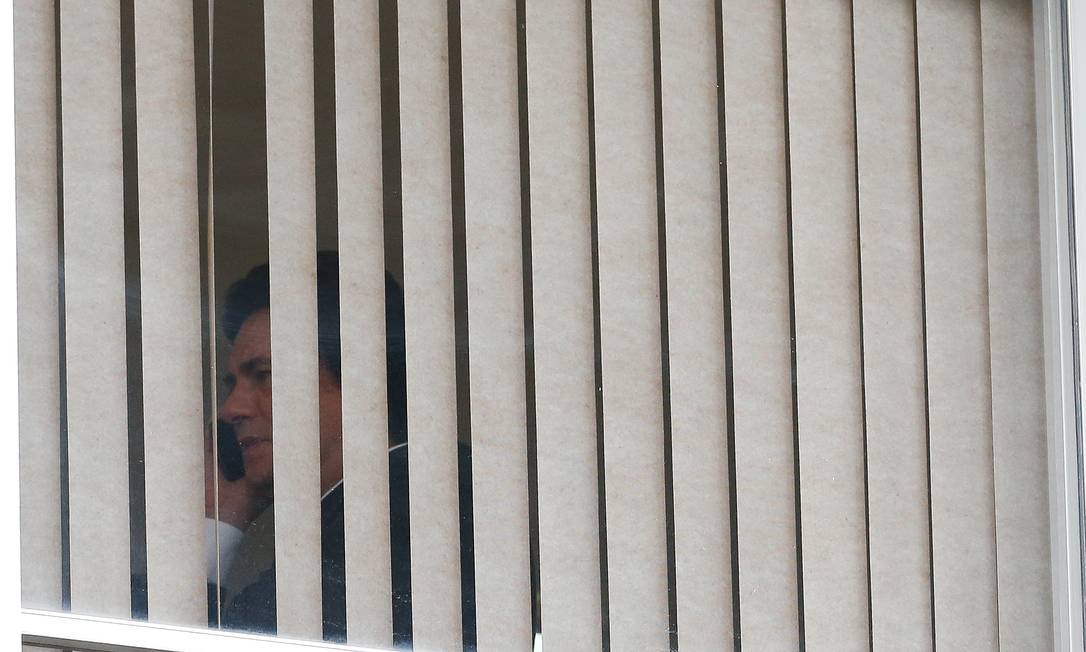 O ministro da Justiça e Segurança Pública, Sergio Moro, é visto falando ao telefone em seu gabinete um dia antes de anunciar que saiu do governo Foto: Pablo Jacob / Agência O Globo