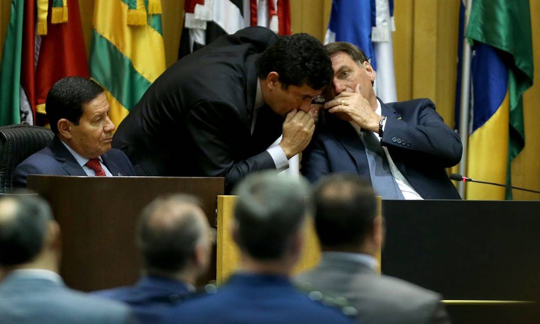Moro and Bolsonaro speak during the inauguration ceremony of the new directors of the Superior Labor Court and the Superior Council of Labor Justice Photo: Jorge William / Agência O Globo - 02/19/2020 