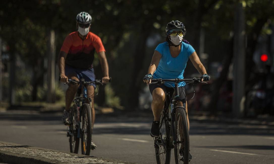 Ciclistas seguem determinação e pedalam usando máscara na orla de Ipanema Foto: Guito Moreto / Agência O Globo