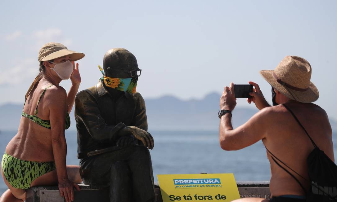 A estátua do escritor brasileiro Carlos Drummond de Andrade, em Copacabana Foto: SERGIO MORAES / REUTERS