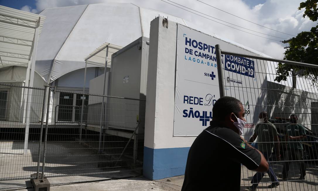 Funcionários aceleram montagem do hospital de campanha no Leblon, que será inaugurado sábado Foto: Pedro Teixeira / Agência O Globo