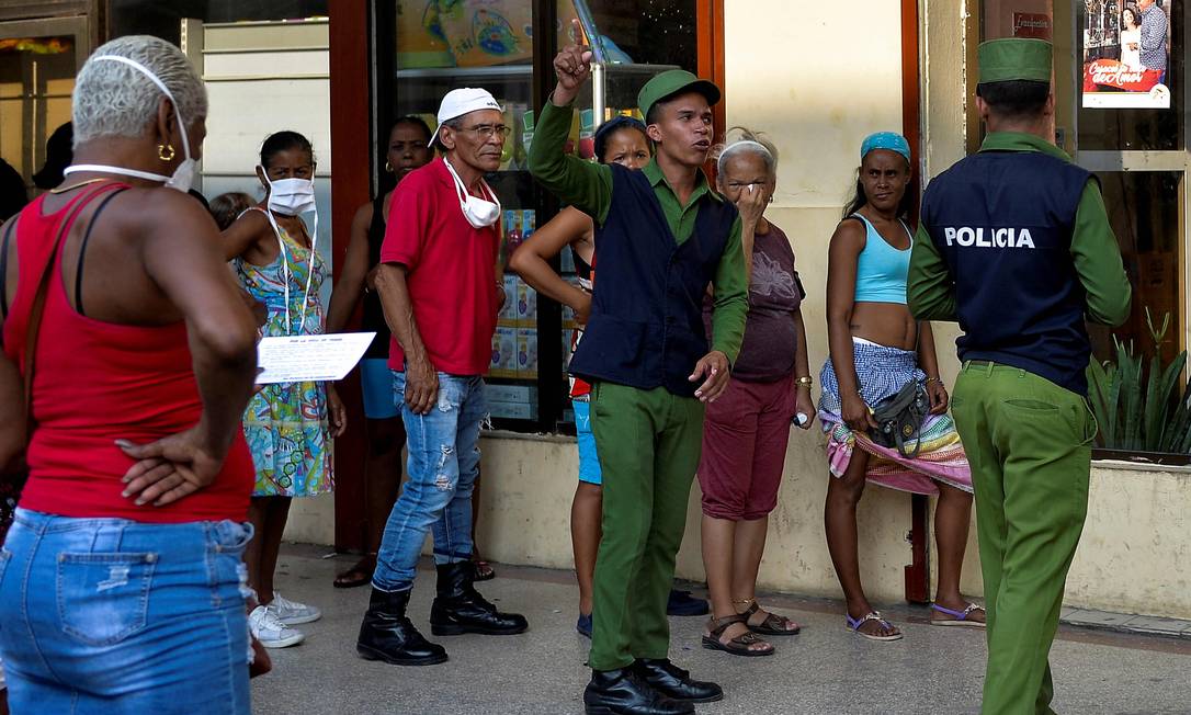 Cuba se esforça para manter as pessoas longe dos supermercados Foto: YAMIL LAGE / AFP