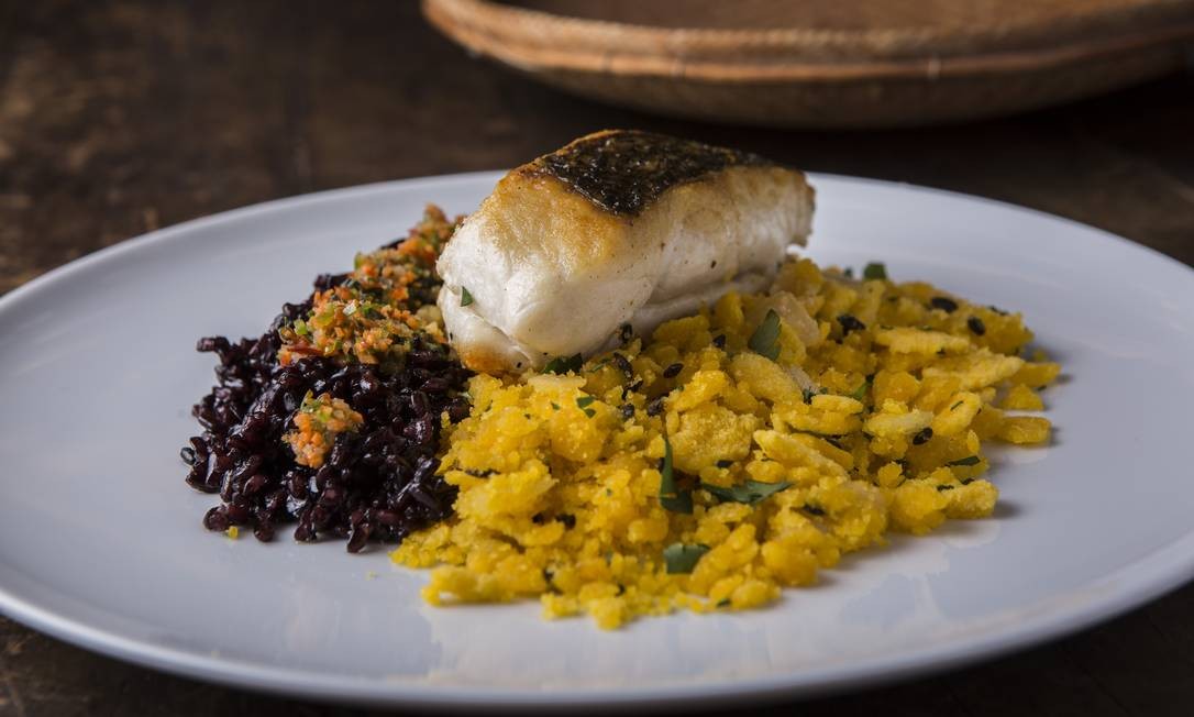 Peixe com farofa de maracujá e arroz negro, de Alex Atala Foto: Divulgação/Ricardo D'Angelo