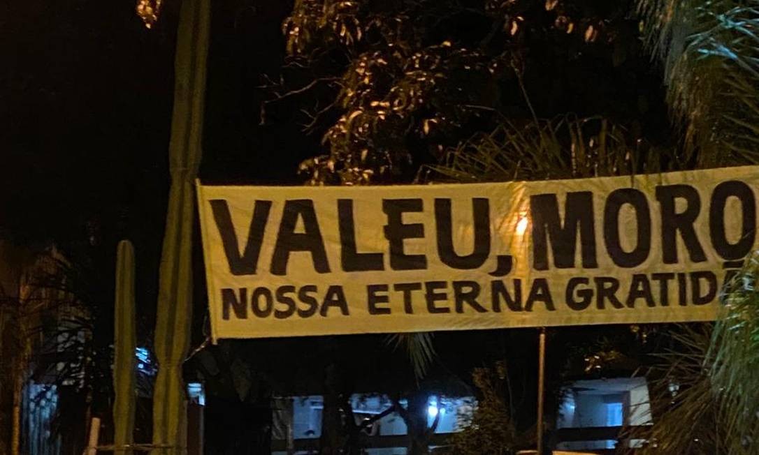 Vizinhança de Moro em Brasília tem faixas de apoio 