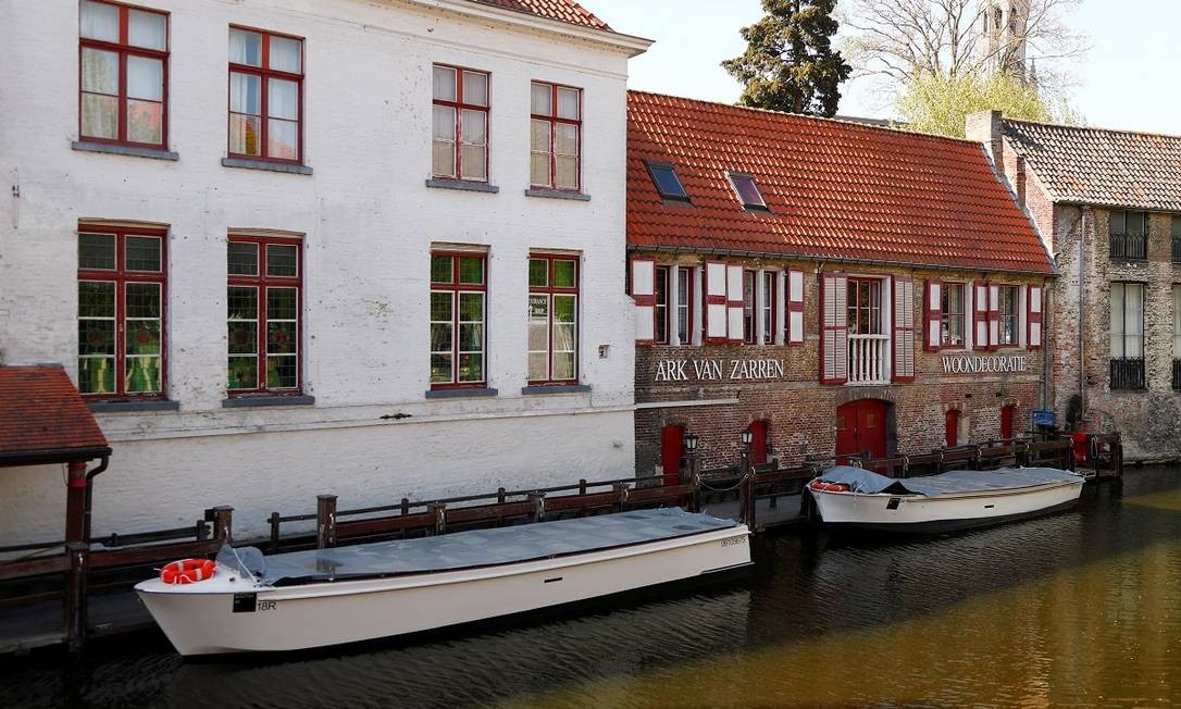 Os barquinhos que fazem passeios turísticos nos canais da cidade belga estão sem função Foto: Francois Lenoir / Reuters