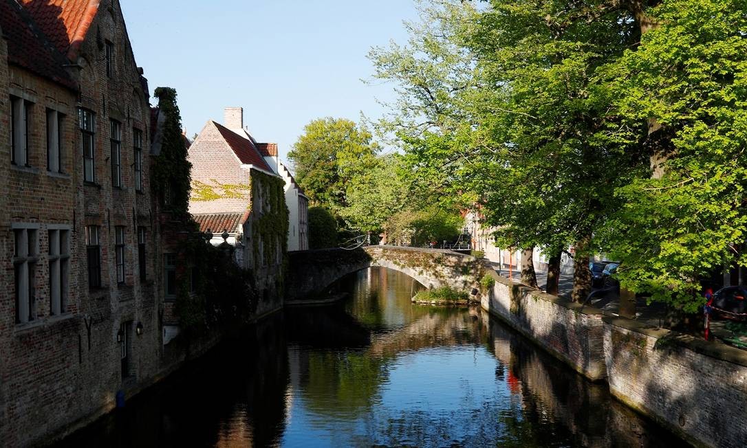 Um dos canais de Bruges, sem o movimento de outros tempos Foto: Francois Lenoir / Reuters