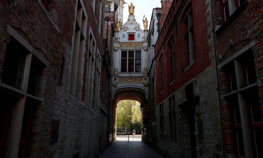 Uma bela e deserta rua na área histórica de Bruges Foto: Francois Lenoir / Reuters