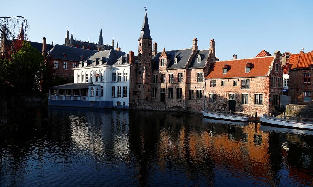 Bruges, uma das cidades mais procuradas pelos turistas na Bélgica, tem estado irreconhecível nesses tempos de pandemia do novo coronavírus Foto: Francois Lenoir / Reuters