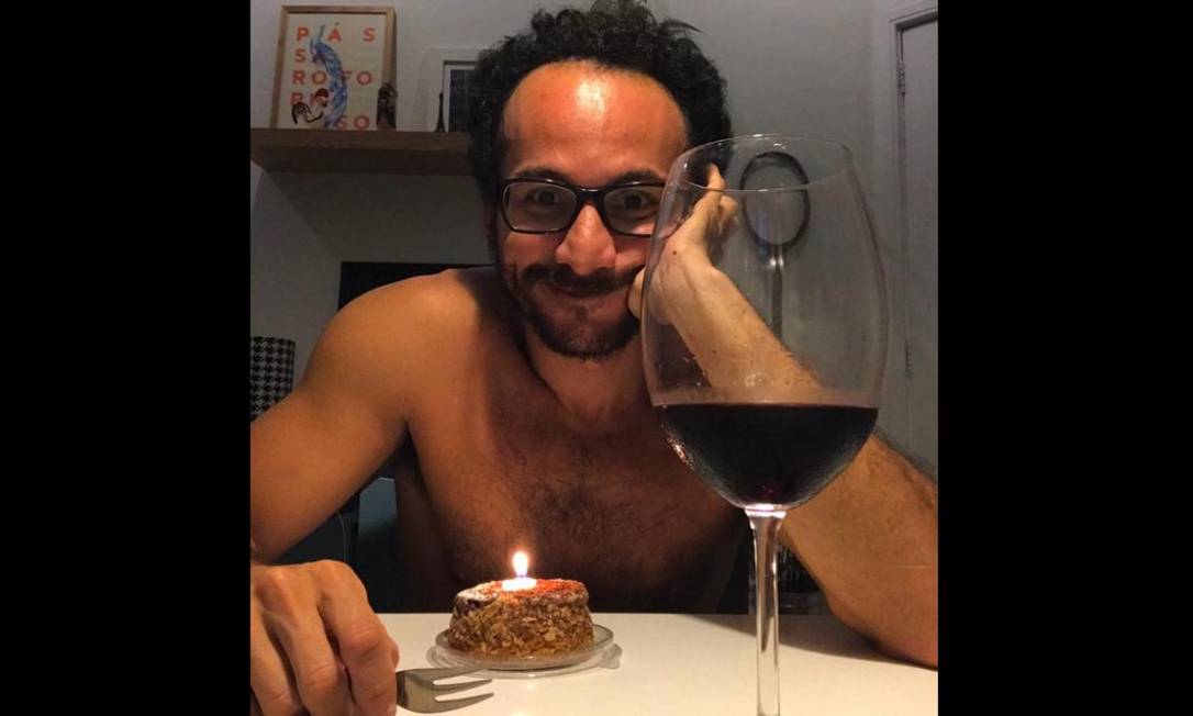 Servidor público Renne Barros passou o aniversário sozinho na quarentena aproveitando um dos vinhos comprados pela internet Foto: Arquivo pessoal