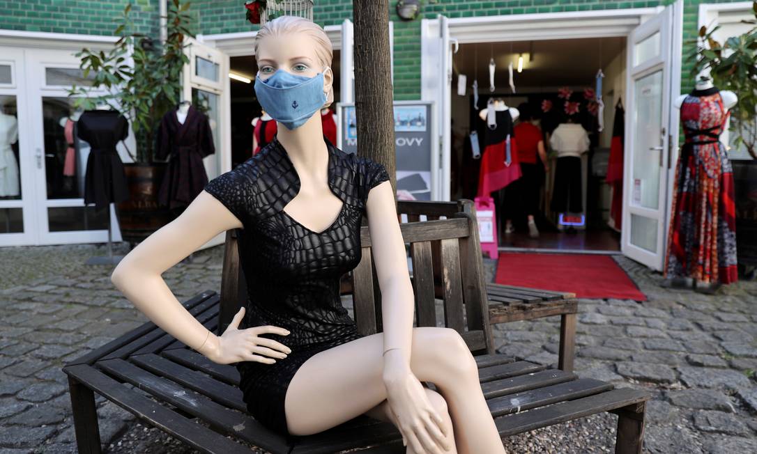 A display dummy with a protective face mask is pictured outside 'Moni Novy' fashion shop, as the spread of the coronavirus disease (COVID-19) continues in Berlin, Germany, April 23, 2020. REUTERS/Fabrizio Bensch Foto: FABRIZIO BENSCH / REUTERS