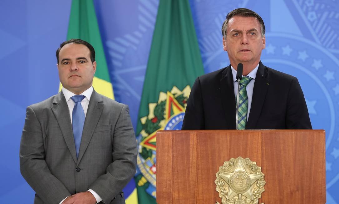 Jair Bolsonaro em pronunciamento ao lado de Jorge Oliveira, titular da Secretaria Geral da Presidência: nome favorito do presidente para o Ministério da Justiça após a saída de Sergio Moro
Foto: Marcos Corrêa/PR Foto: Marcos Correa / Agência O Globo