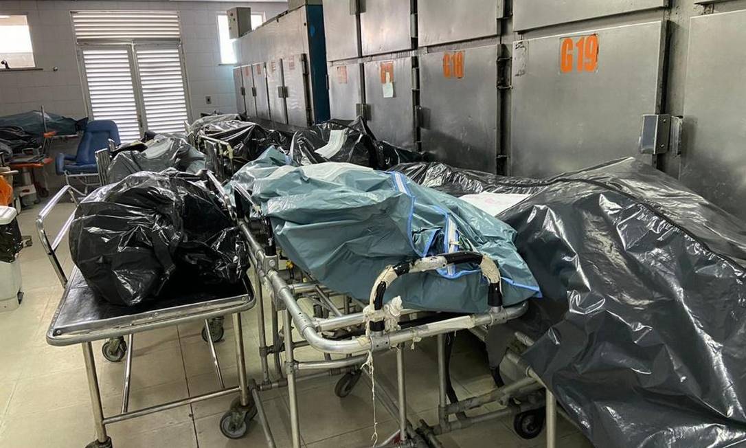 Imagem enviada pela prefeitura mostra corpos acumulados, fora das gavetas refrigeradas Foto: Divulgação / Prefeitura de Duque de Caxias