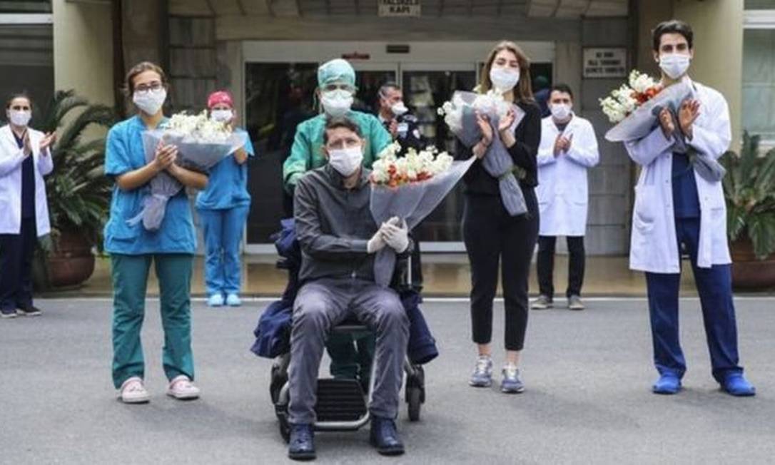 Profissionais de saúde turcos que contraíram a covid-19 e se recuperaram; quanto mais invasivo for o tratamento, mais longa é a recuperação Foto: Getty Images
