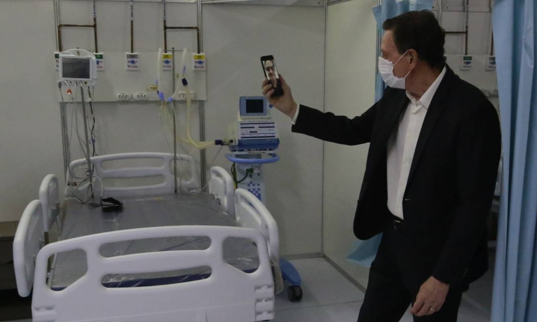 Prefeito Marcelo Crivella apresenta 20 primeiros respiradores do hospital de campanha do Riocentro Foto: Marcos de Paula / Agência O Globo