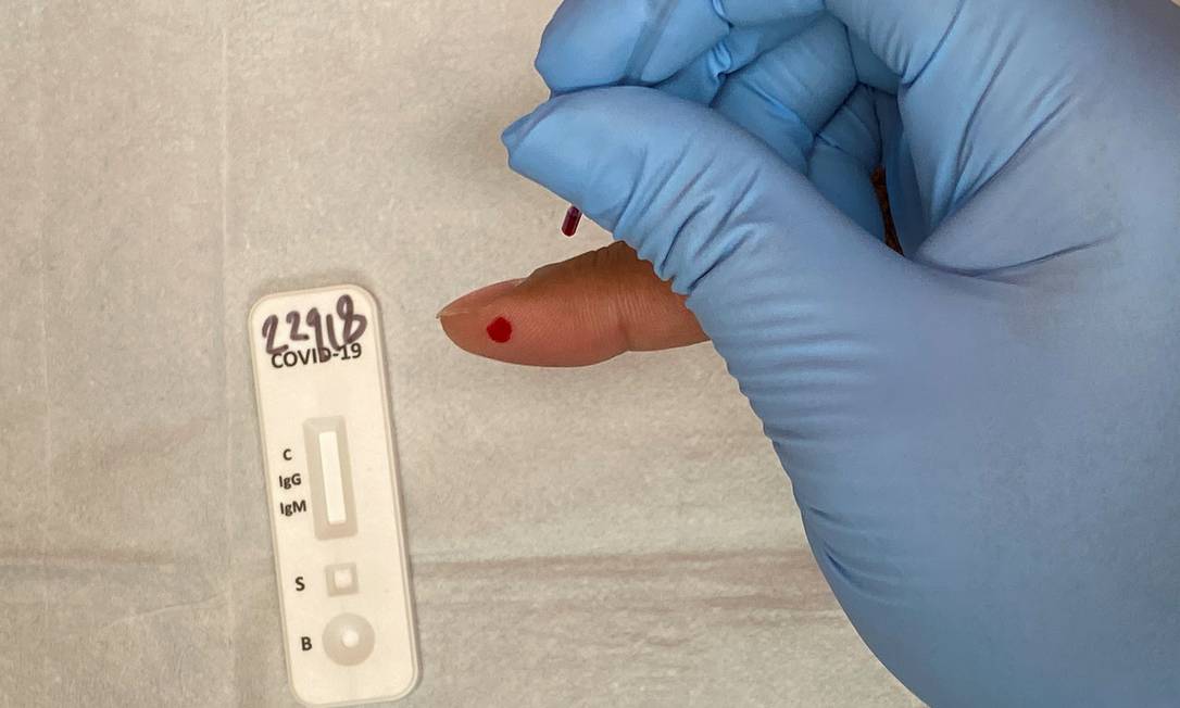 Teste sorológico usa uma gota de sangue para identificar se a pessoa tem antircorpos para o Sars-CoV-2 Foto: ADREES LATIF / REUTERS