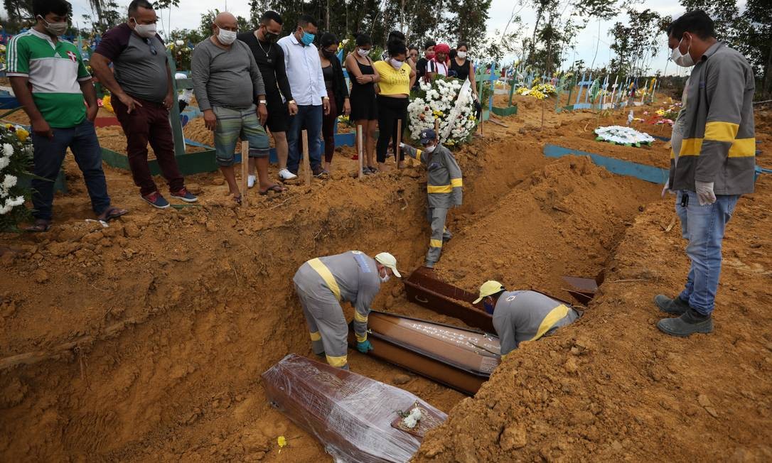 Manaus tenta avião para reabastecer estoque de caixões, que só dura mais  cinco dias - Jornal O Globo