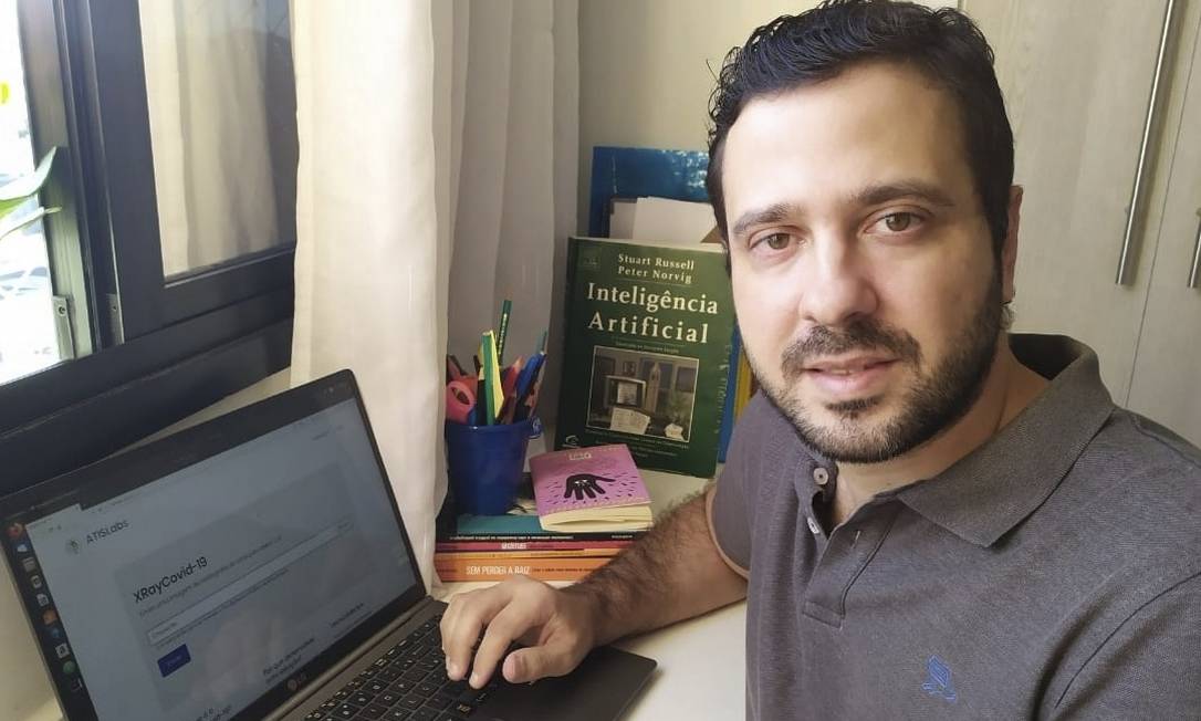O professor Leandro Alvim é um dos criadores da ferramenta, que pode ser acessada do computador ou do celular Foto: Arquivo Pessoal / Divulgação