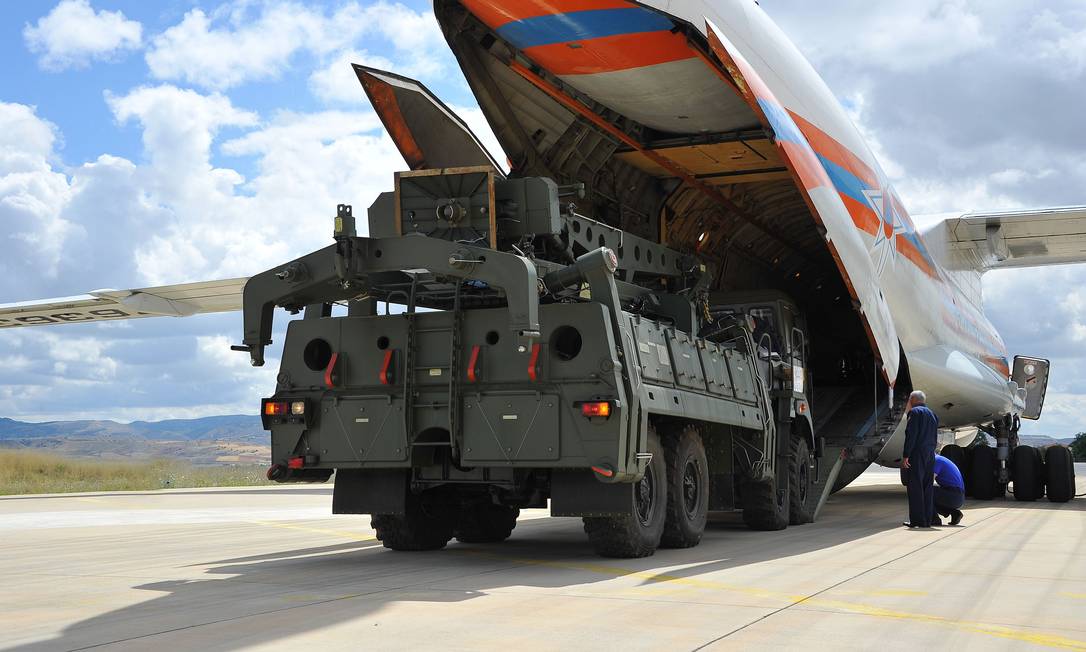 Avião de carga militar russo transporta sistema de defesa antimísseis S-400 da Rússia para a base aérea militar Murted, em Ancara Foto: HANDOUT / AFP/12-07-2019