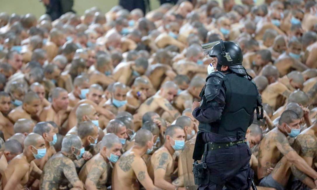 Membros de gangues durante uma operação policial na prisão de Izalco durante um bloqueio de 24 horas ordenado pelo presidente de El Salvador Nayib Bukele Foto: El Salvador Presidency / via REUTERS