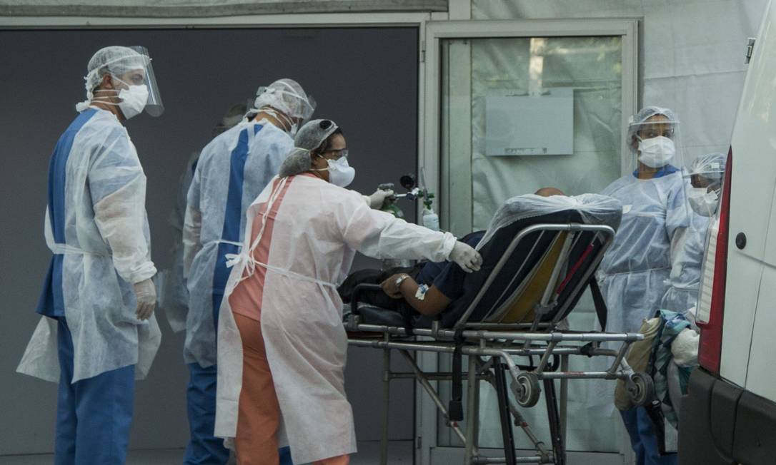 Pciente chega de maca para ser internado no hospital de campanha do Leblon Foto: Guito Moreto / Agência O Globo