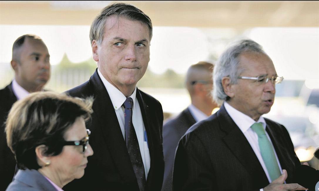 Ao lado do presidente Bolsonaro, Guedes disse que o país voltará a crescer no próximo ano Foto: Lucio Tavora/Agência Xinhua
