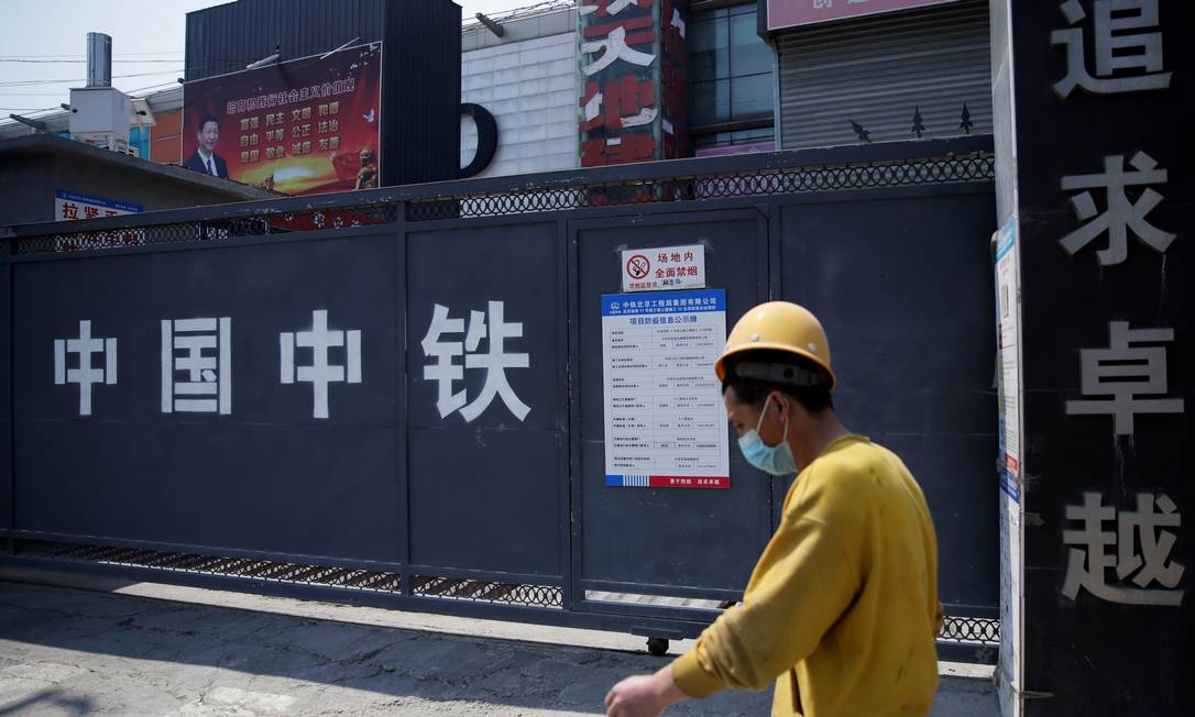 Trabalhador chinês usa máscara Foto: TINGSHU WANG/REUTERS / TINGSHU WANG/REUTERS