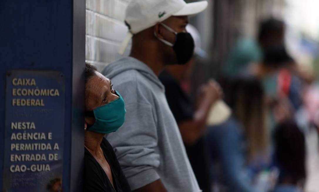 Sem safe distance umas das outras, pessoas waits in the row of the agência da Caixa na Rua Lopes Trovão, in Icaraí, Niterói Photo: FABIO MOTTA / Agência O Globo