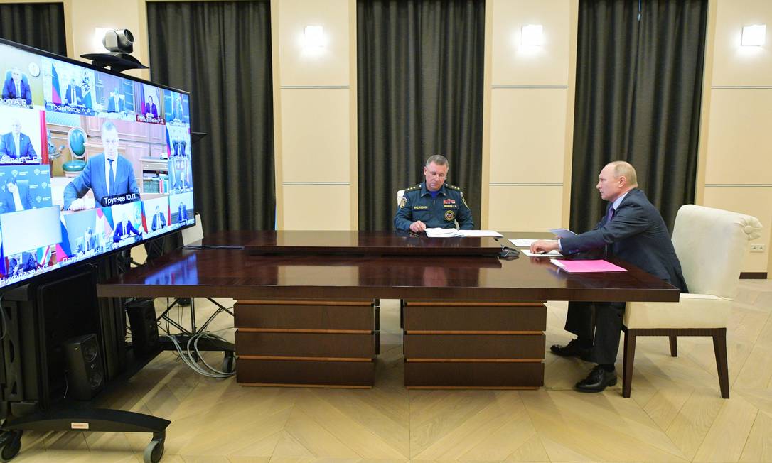 Vladimir Putin, ao lado do ministro de Emergências, Yevgeny Zinichev, durante videoconferência na residência oficial de Novo-Ogaryovo, perto de Moscou Foto: ALEXEY DRUZHININ / AFP