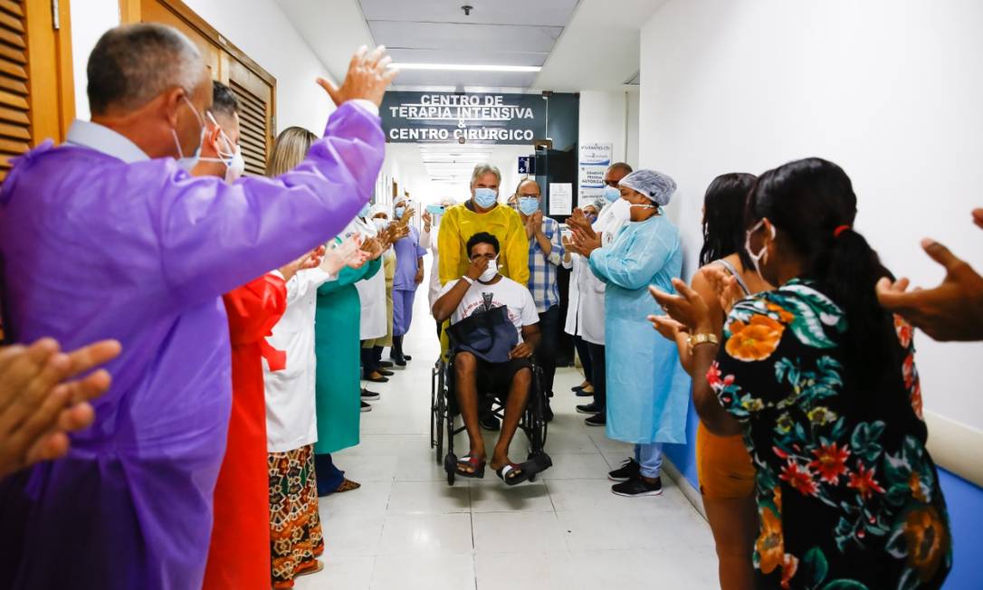 Jonatan é aplaudido por equipe médica e familiares ao receber alta Foto: Gabriel Mendes / Divulgação