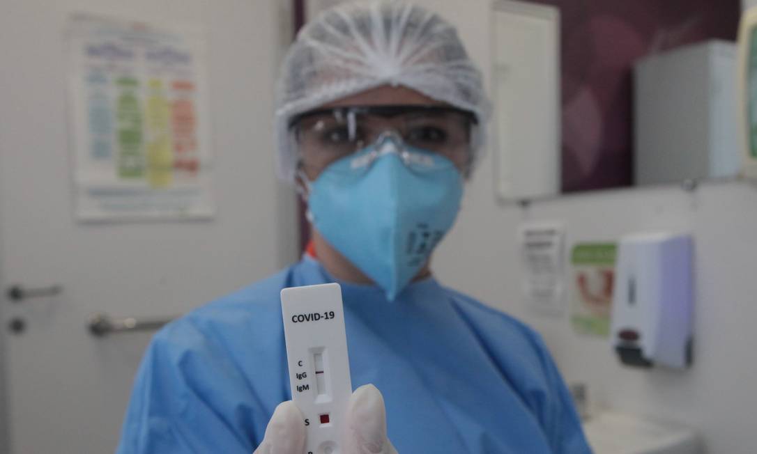 Profissional do Médico de Família mostra o teste rápido Foto: Divulgação/Berg Silva