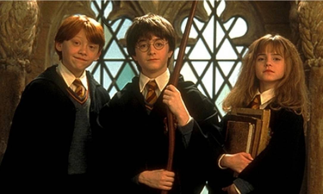 Daniel Radcliffe (centro), Rupert Grint e Emma Watson como Harry Potter, Ron Weasley e Hermione Granger em um dos filmes da franquia Foto: Divulgação