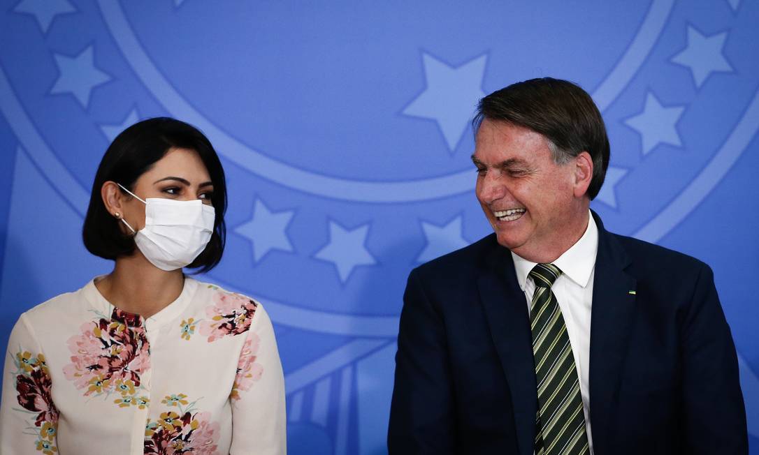 Masked, the first lady, Michele Bolsonaro, with the president during the inauguration ceremony of the new Minister of Justice Photo: Pablo Jacob / Agência O Globo - 04/29/2020
