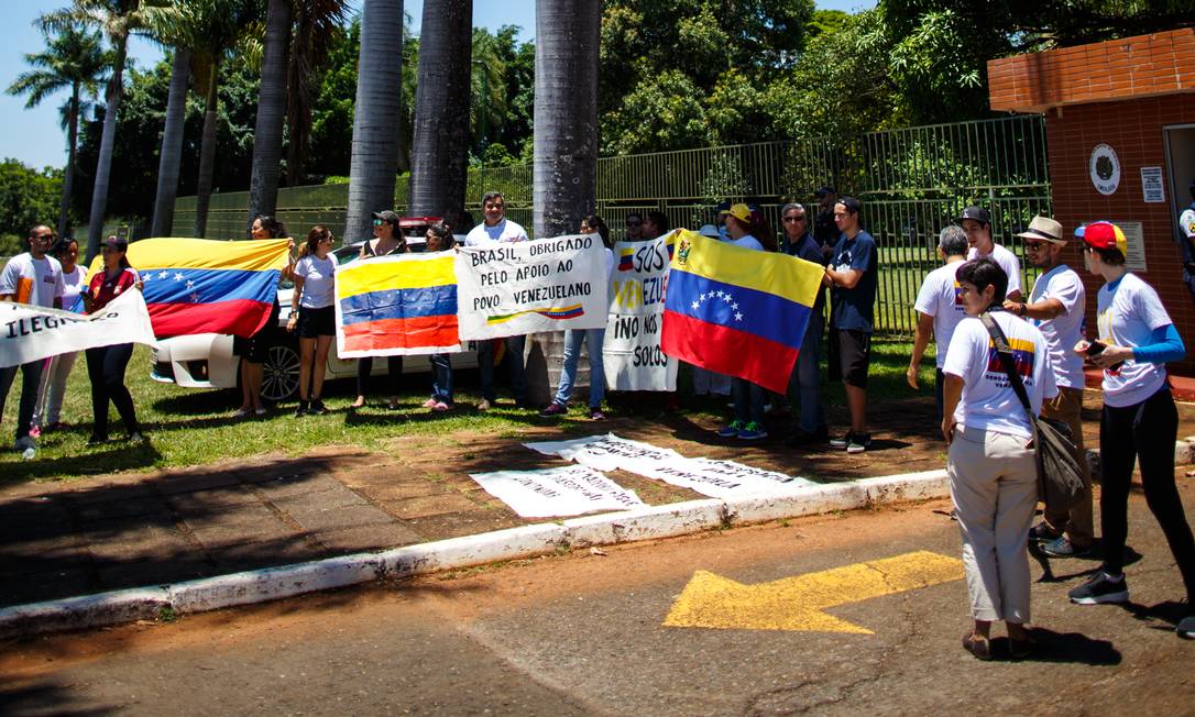 Venezuelanos fazem protesto em frente a embaixada do pais, em Brasilia, no dia 23 de janeiro de 2019 Foto: Daniel Marenco / Agência O Globo