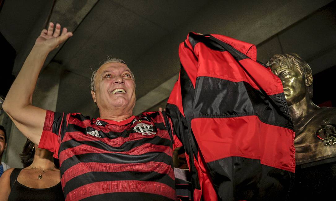 Ex-lateral-direito do Flamengo Leandro, ídolo do clube, na inauguração de seu busto na Gávea Foto: Marcelo Cortes / Marcelo Cortes 